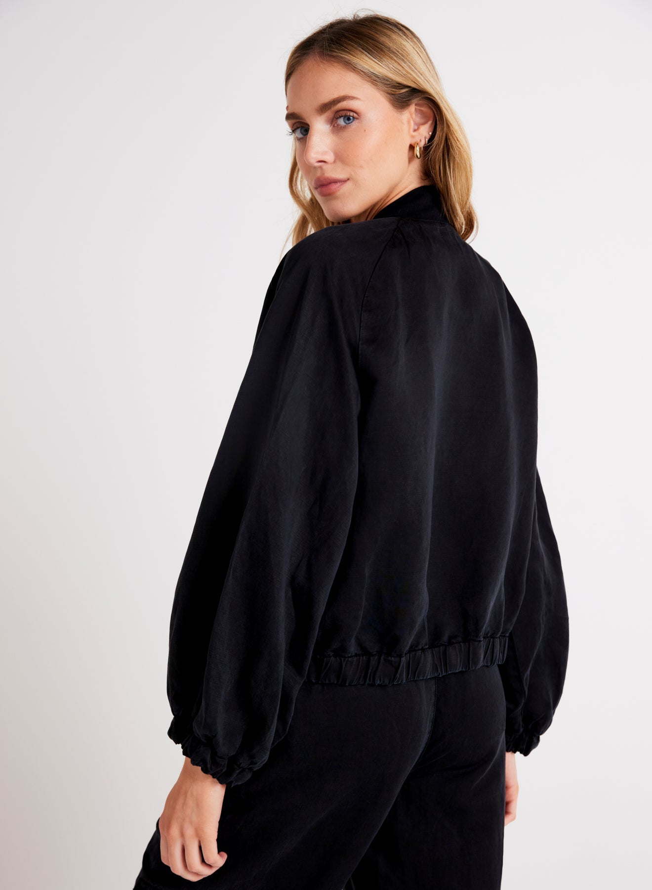 Bella DahlChole Clean Bomber Jacket - BlackSweaters & Jackets