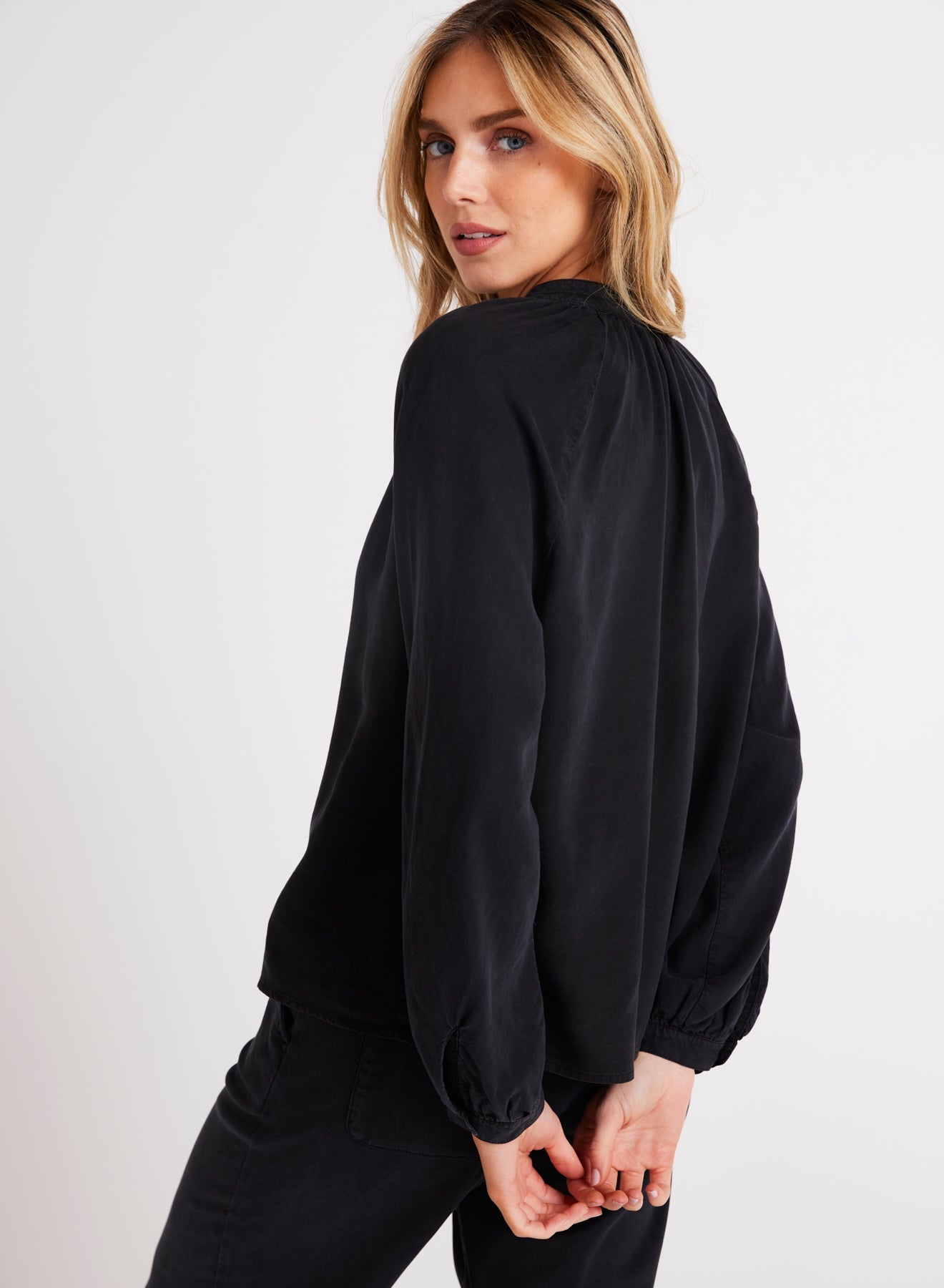 Bella DahlFull Sleeve Raglan Button Down - Vintage BlackTops