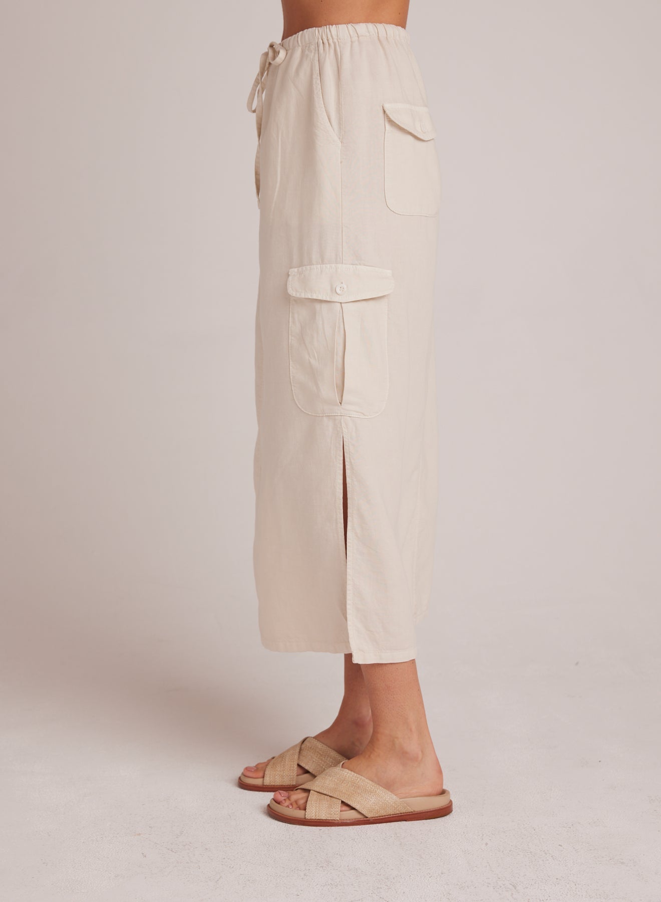 Bella DahlGoldie Bellow Pocket Cargo Skirt - Seashell SandBottoms