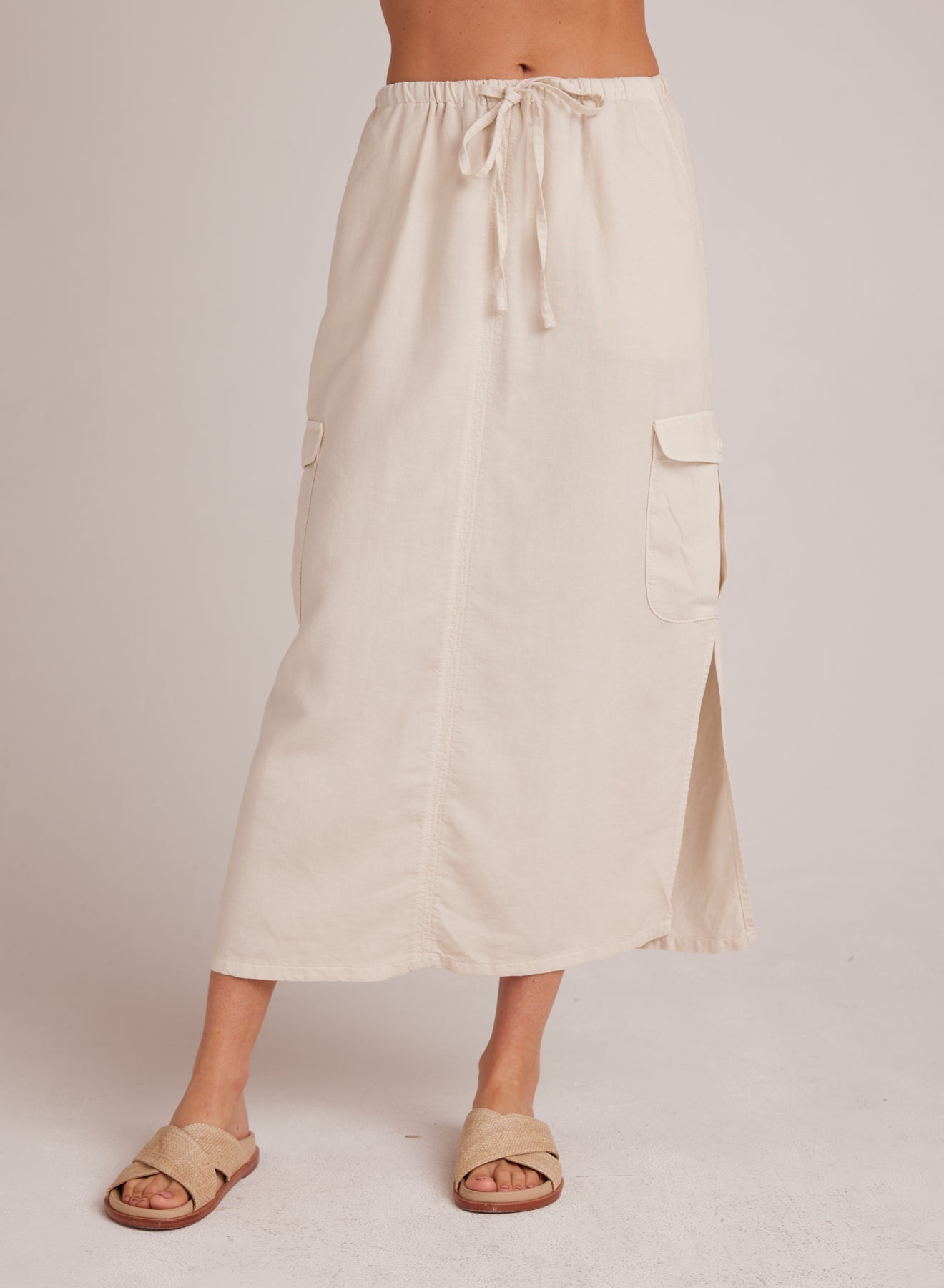 Bella DahlGoldie Bellow Pocket Cargo Skirt - Seashell SandBottoms