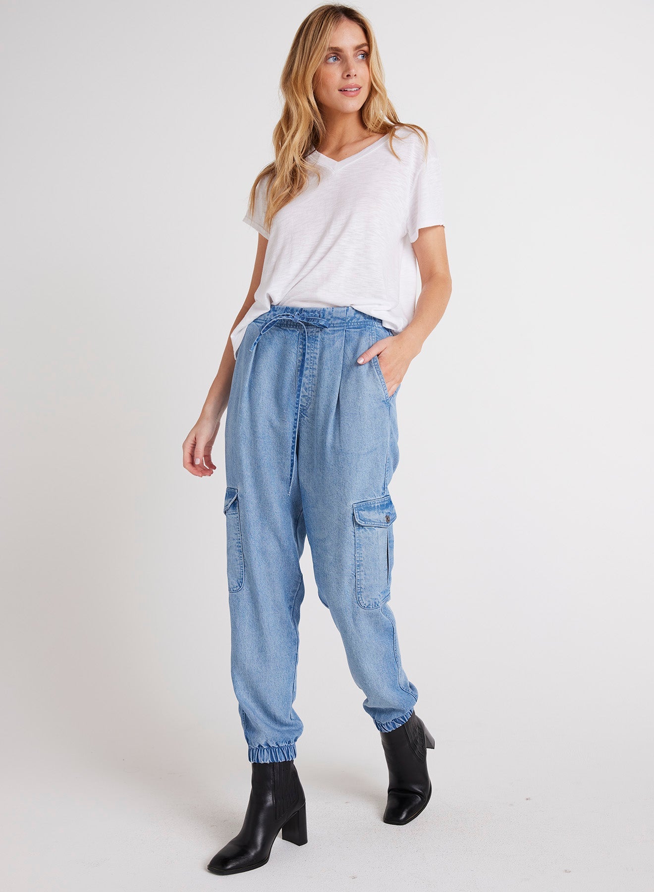 Bella DahlIsla Pleated Jogger - Vintage Horizon WashBottoms