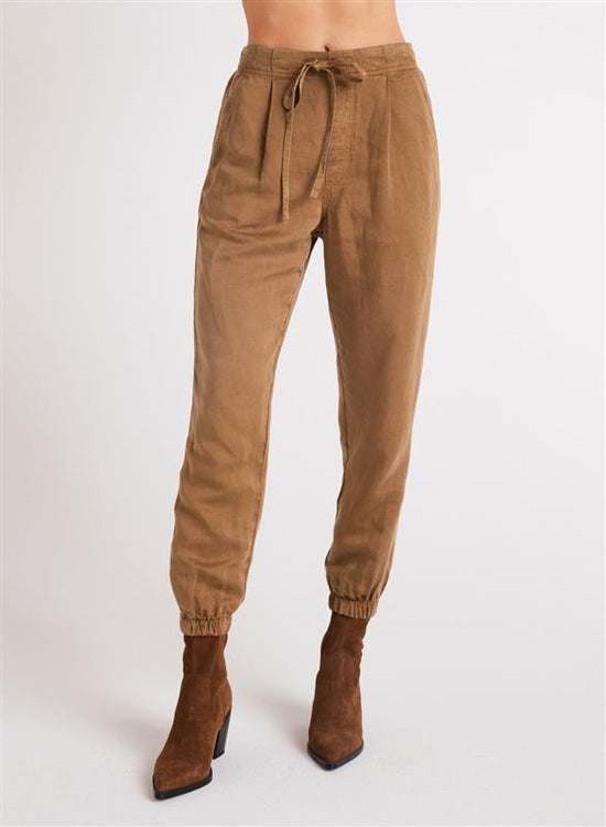 Bella DahlLuna Pleat Front Jogger - Topaz BrownBottoms