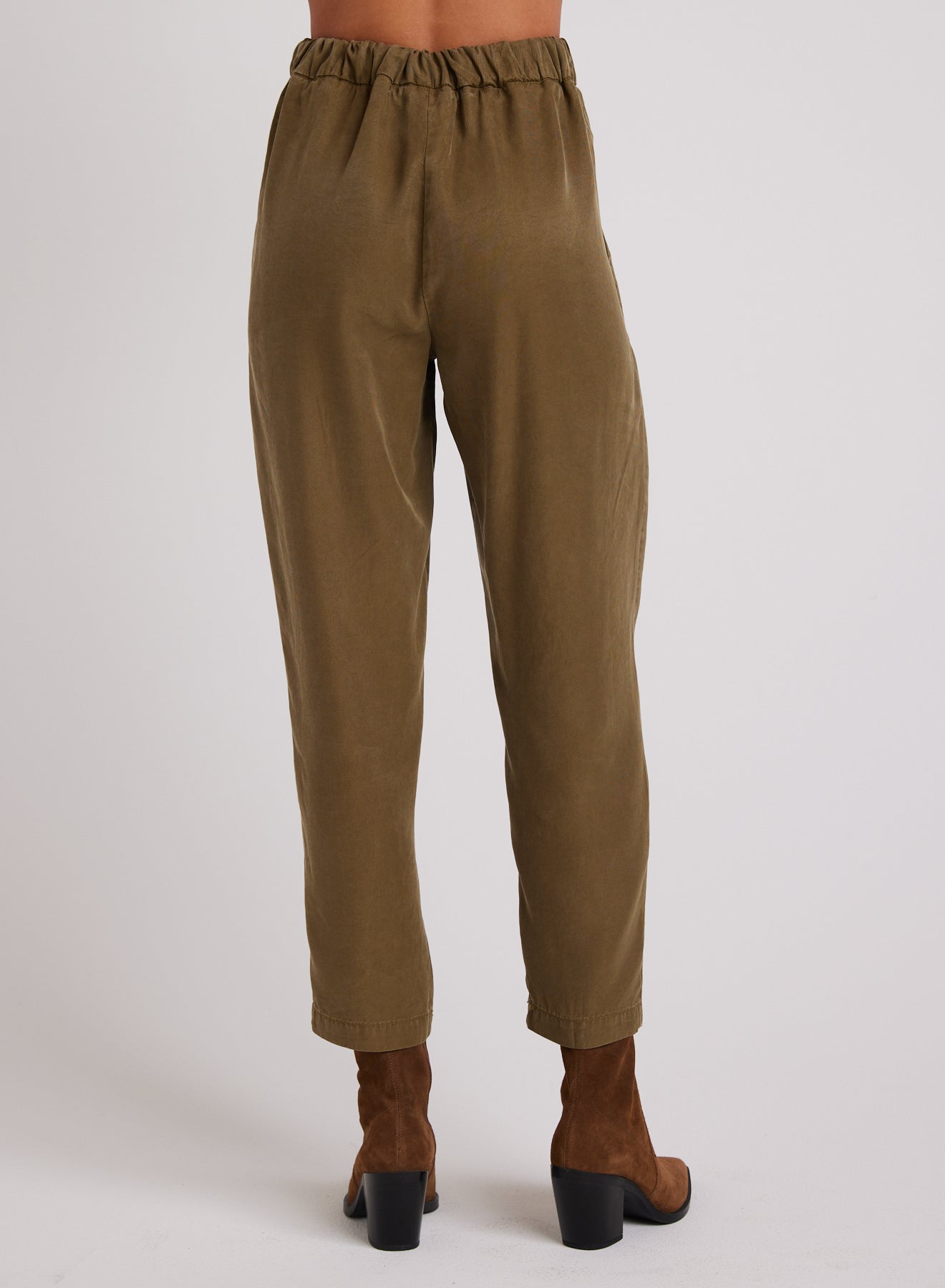 Bella DahlNico Clean Waist Slouchy Trouser - Basil GreenBottoms