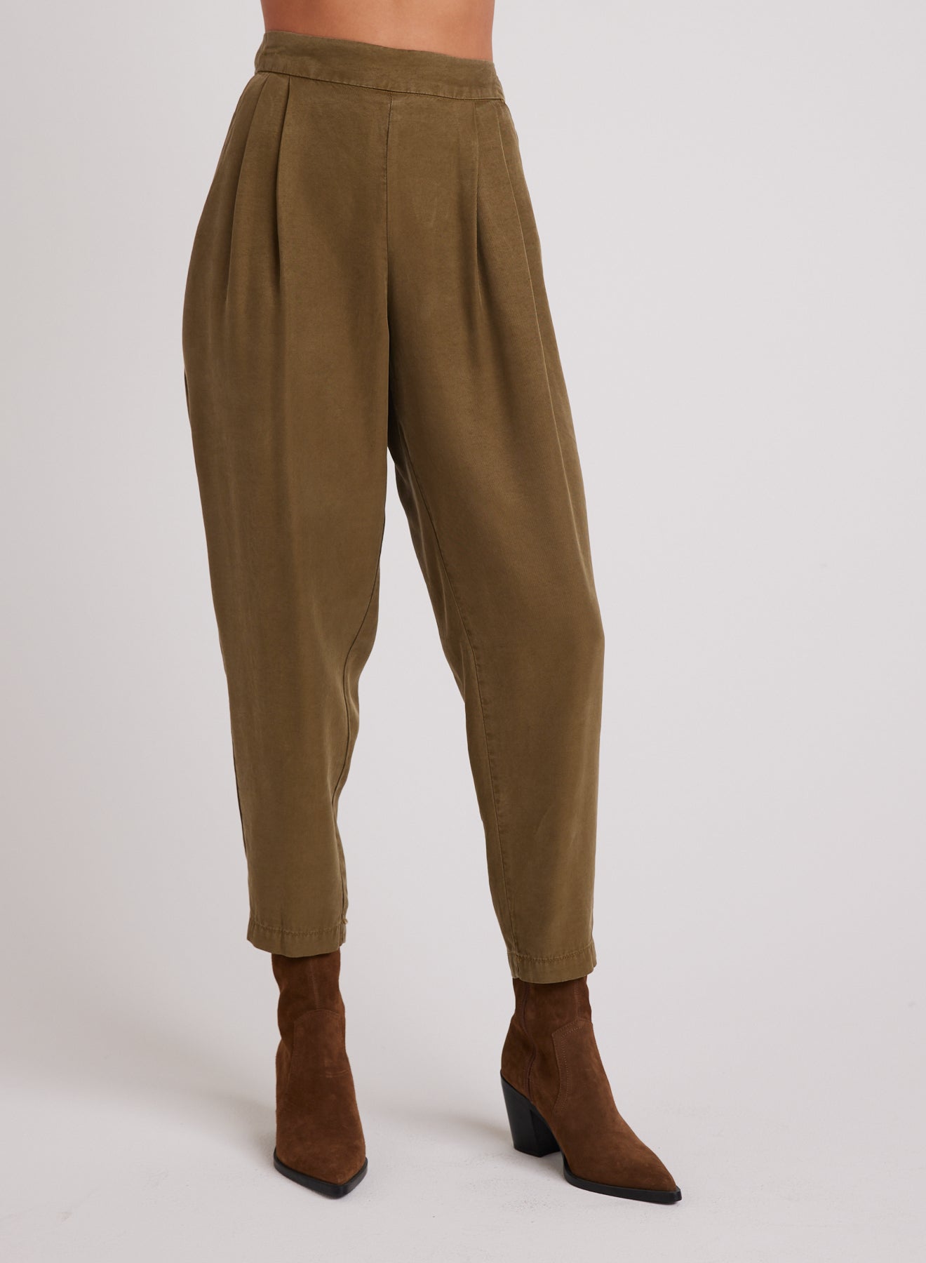 Bella DahlNico Clean Waist Slouchy Trouser - Basil GreenBottoms