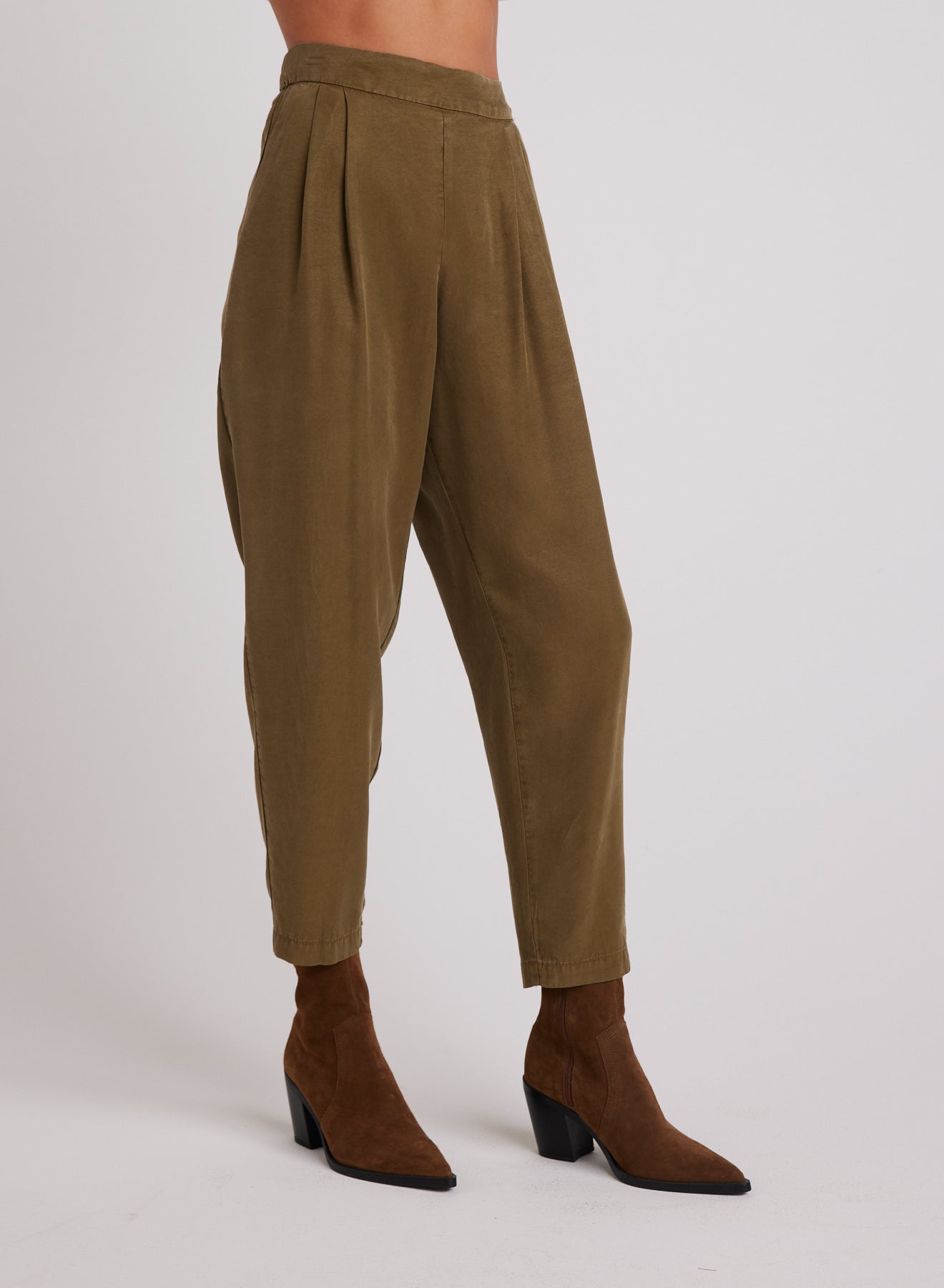 Bella DahlNico Clean Waist Slouchy Trouser - Basil GreenBottoms