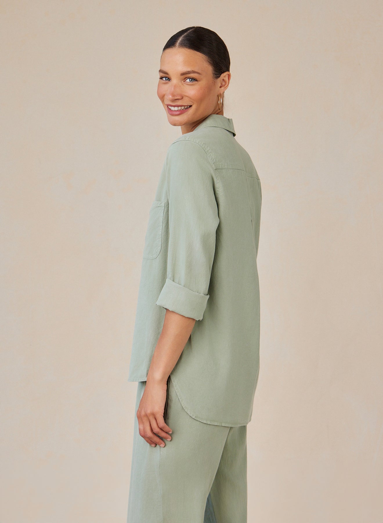 Bella DahlShirt Tail Button Down - Olive GroveTops