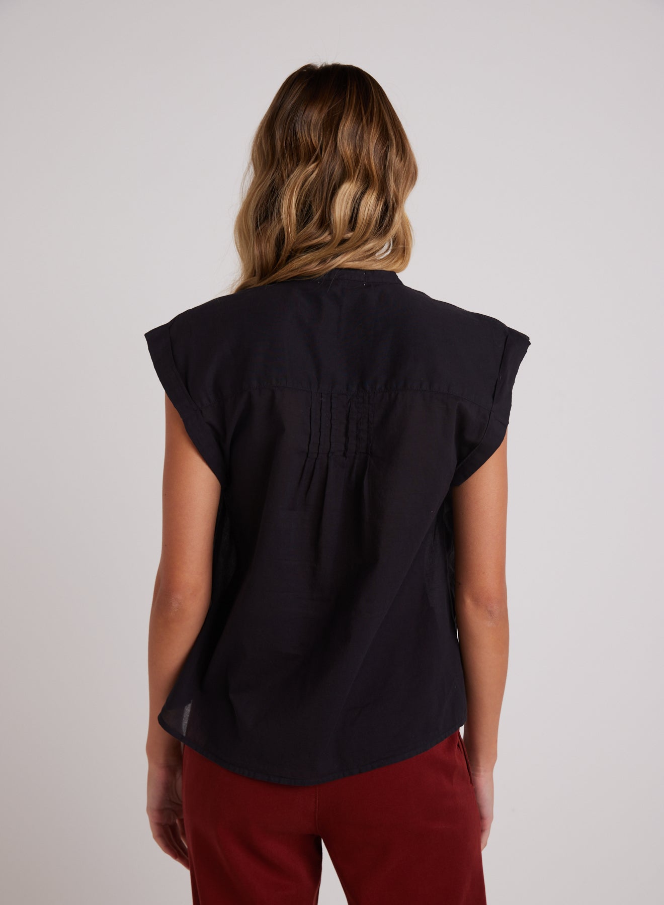 Bella DahlShort Sleeve Pintuck Pullover - BlackTops