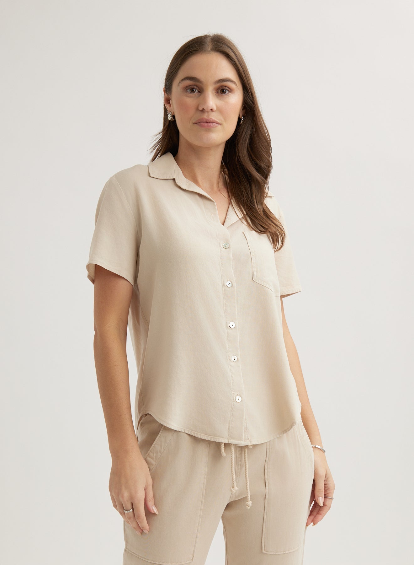 Bella DahlShort Sleeve Pocket Button Down - Linen SandTops