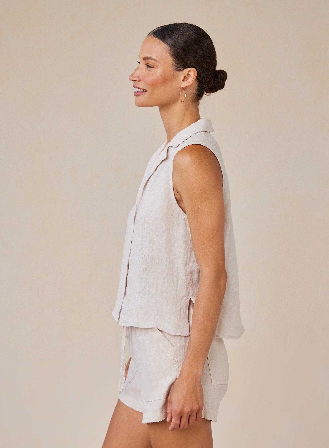 Bella DahlSleeveless Notch Collar Button Down - Linen SandTops