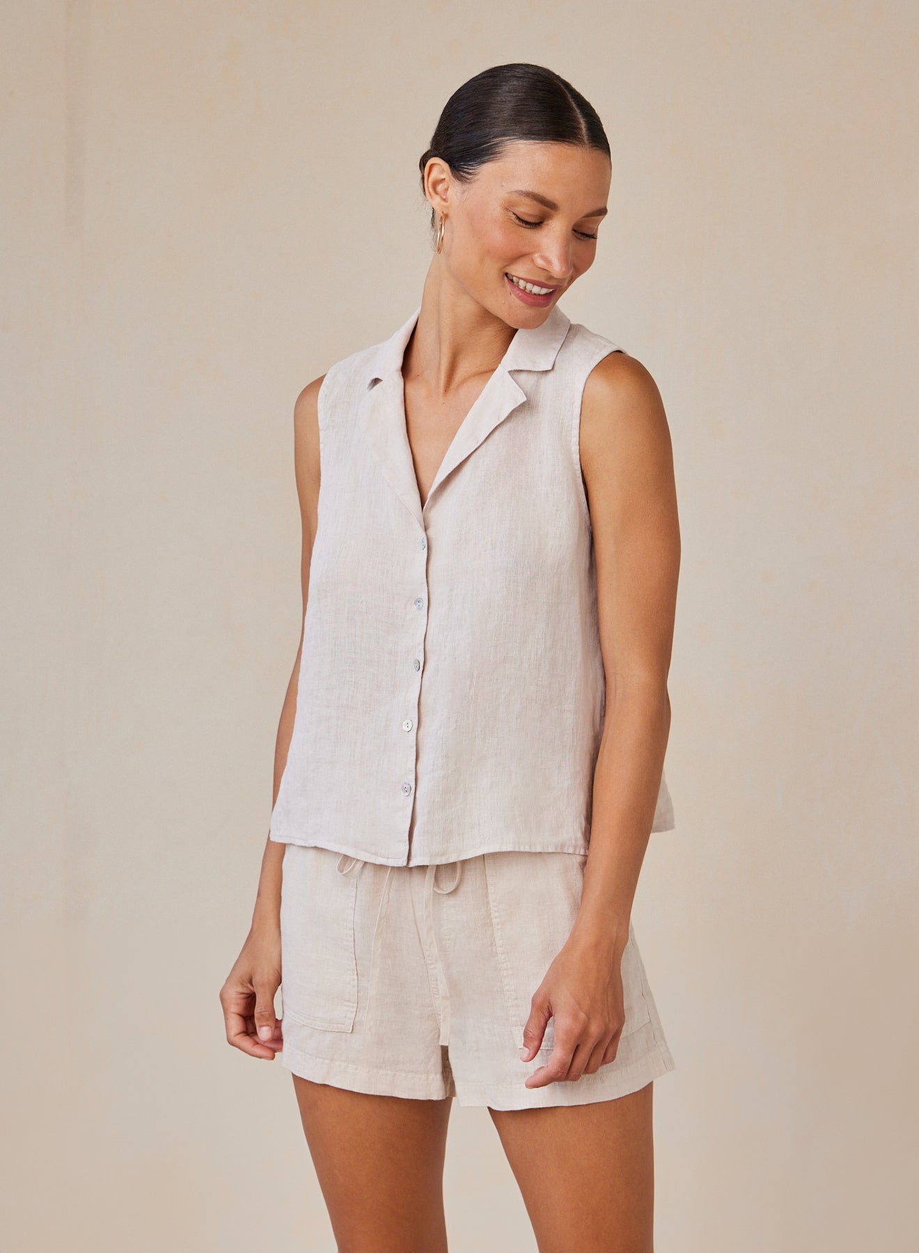 Bella DahlSleeveless Notch Collar Button Down - Linen SandTops