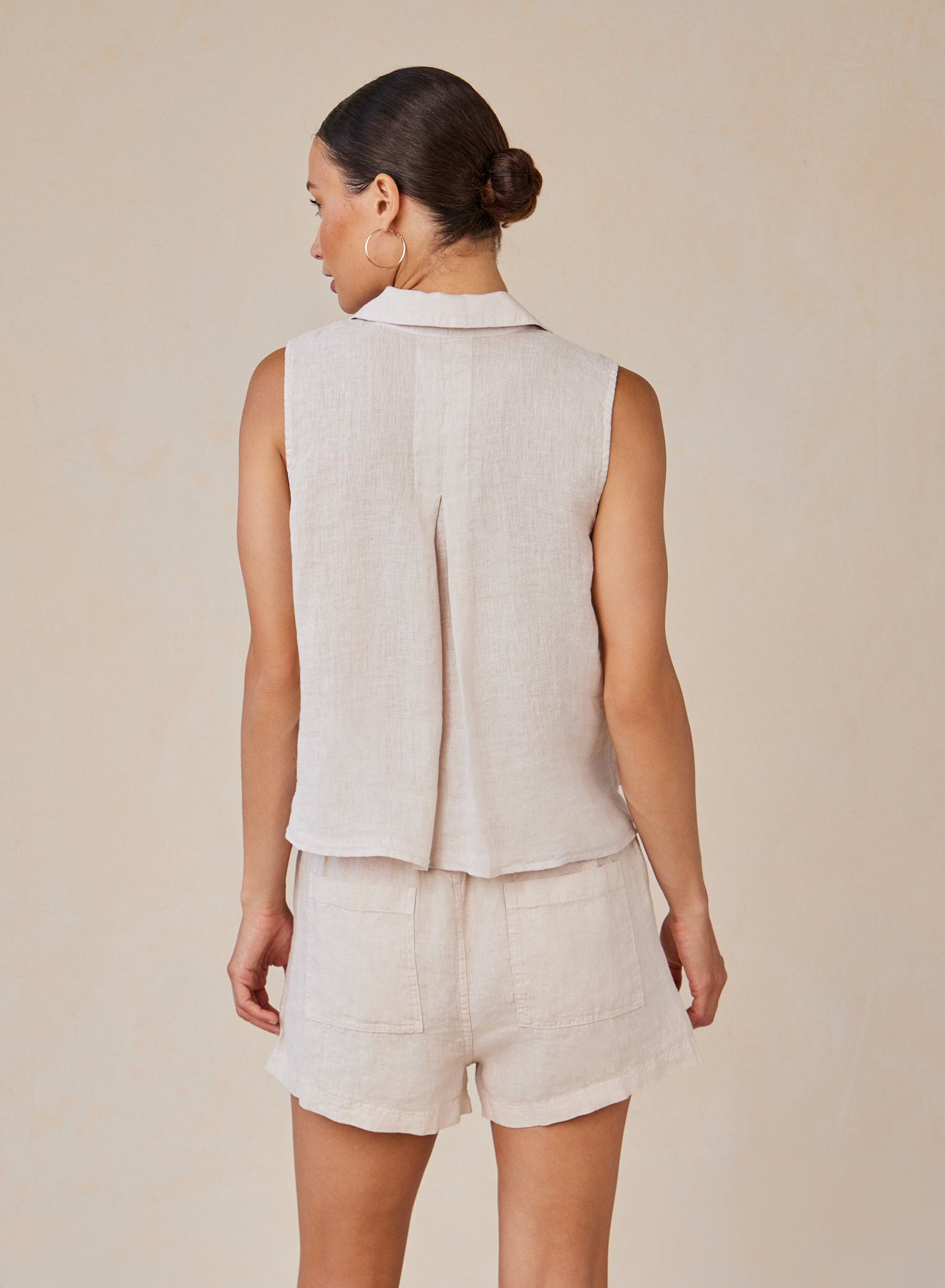 Bella DahlSleeveless Notch Collar Button Down - Linen SandTops