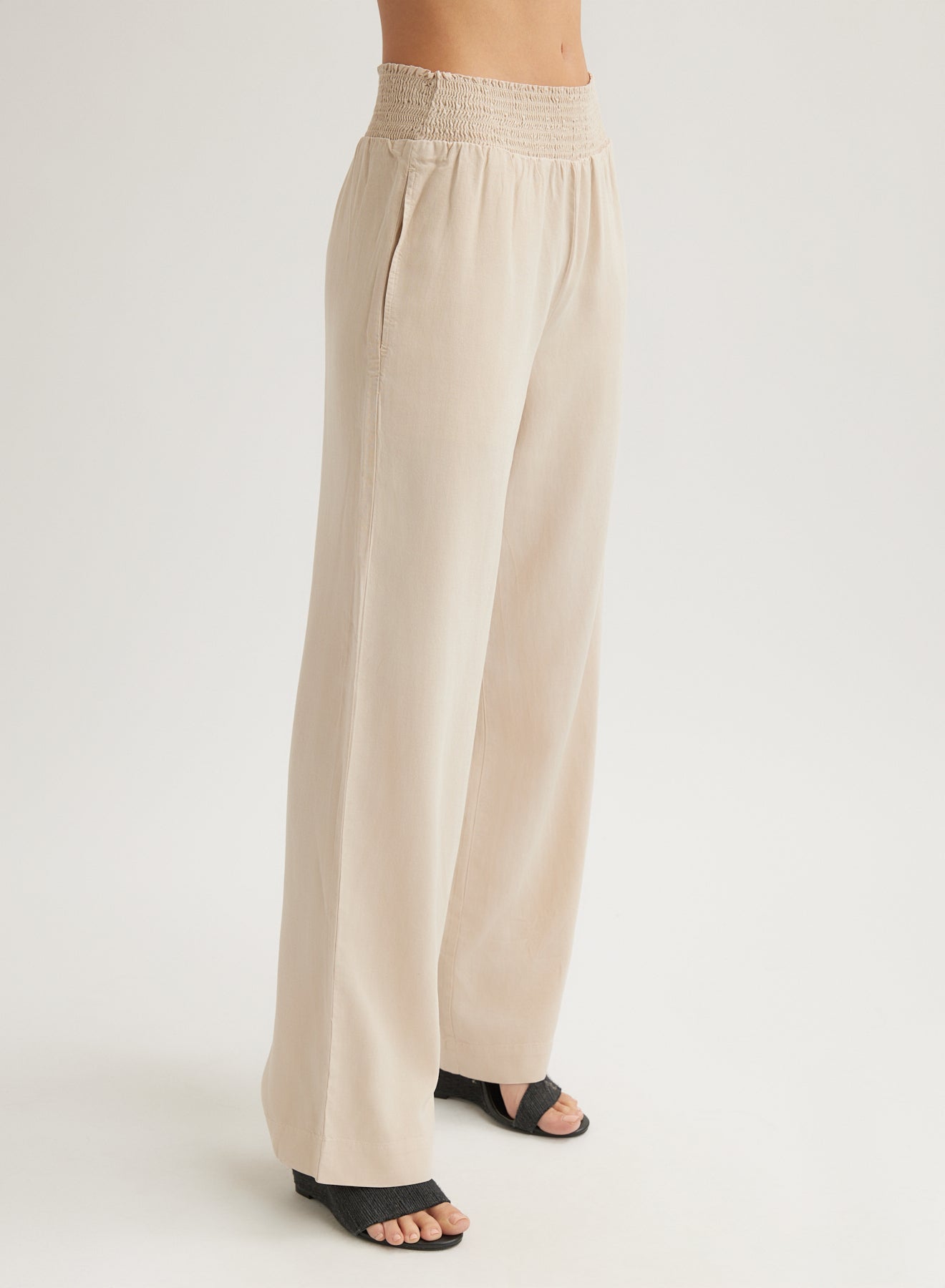 Bella DahlSmocked Waist Wide Leg Pant - Linen SandBottoms