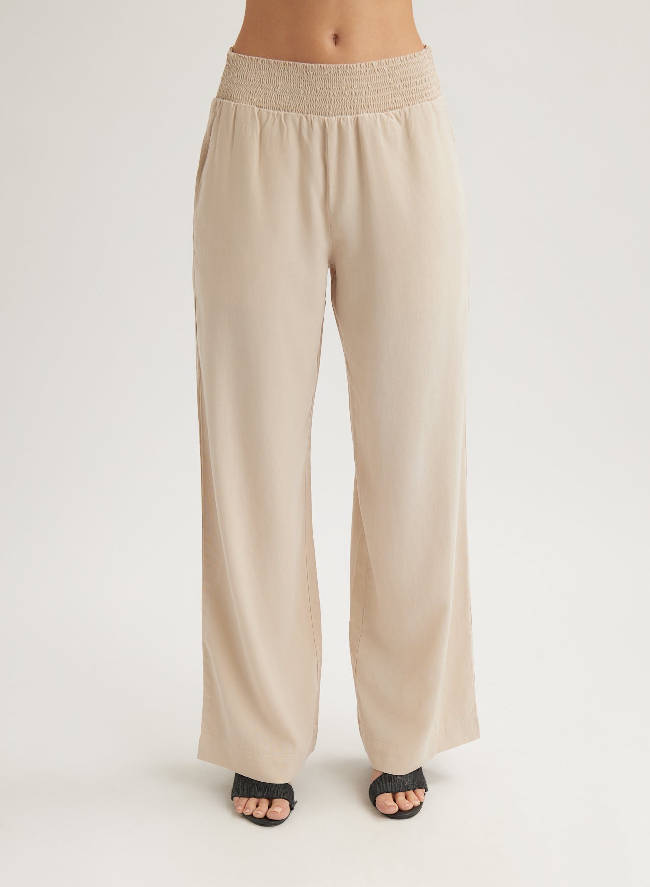 Bella DahlSmocked Waist Wide Leg Pant - Linen SandBottoms