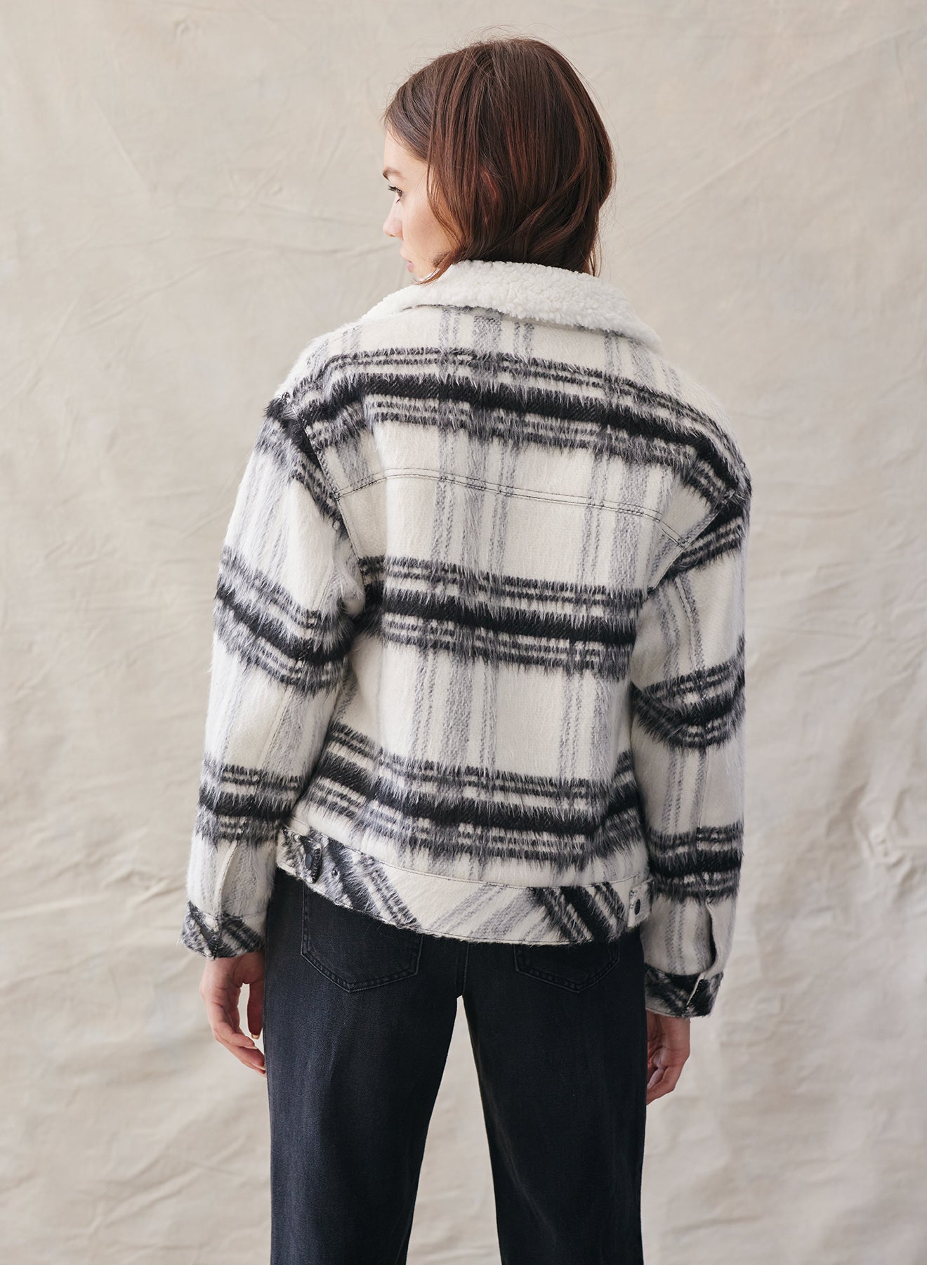 Bella DahlSherpa Lined Trucker Jacket - White + Black PlaidSweaters & Jackets