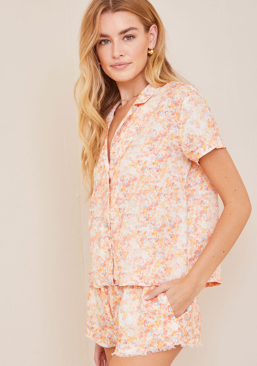 Bella DahlFray Hem Short - Peach Floral PrintBottoms