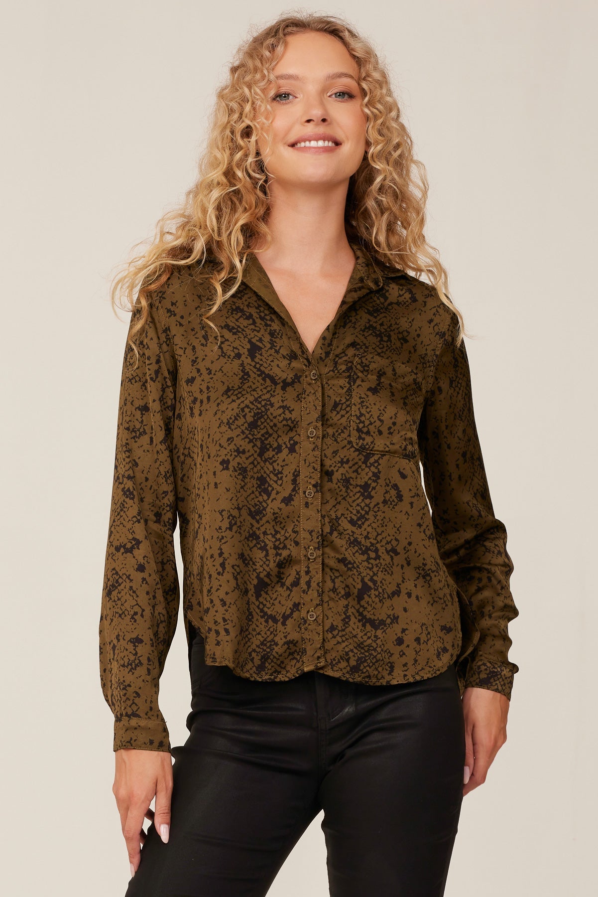 Bella DahlLong Sleeve Rounded Hem Button Down - Olive Snake PrintTops