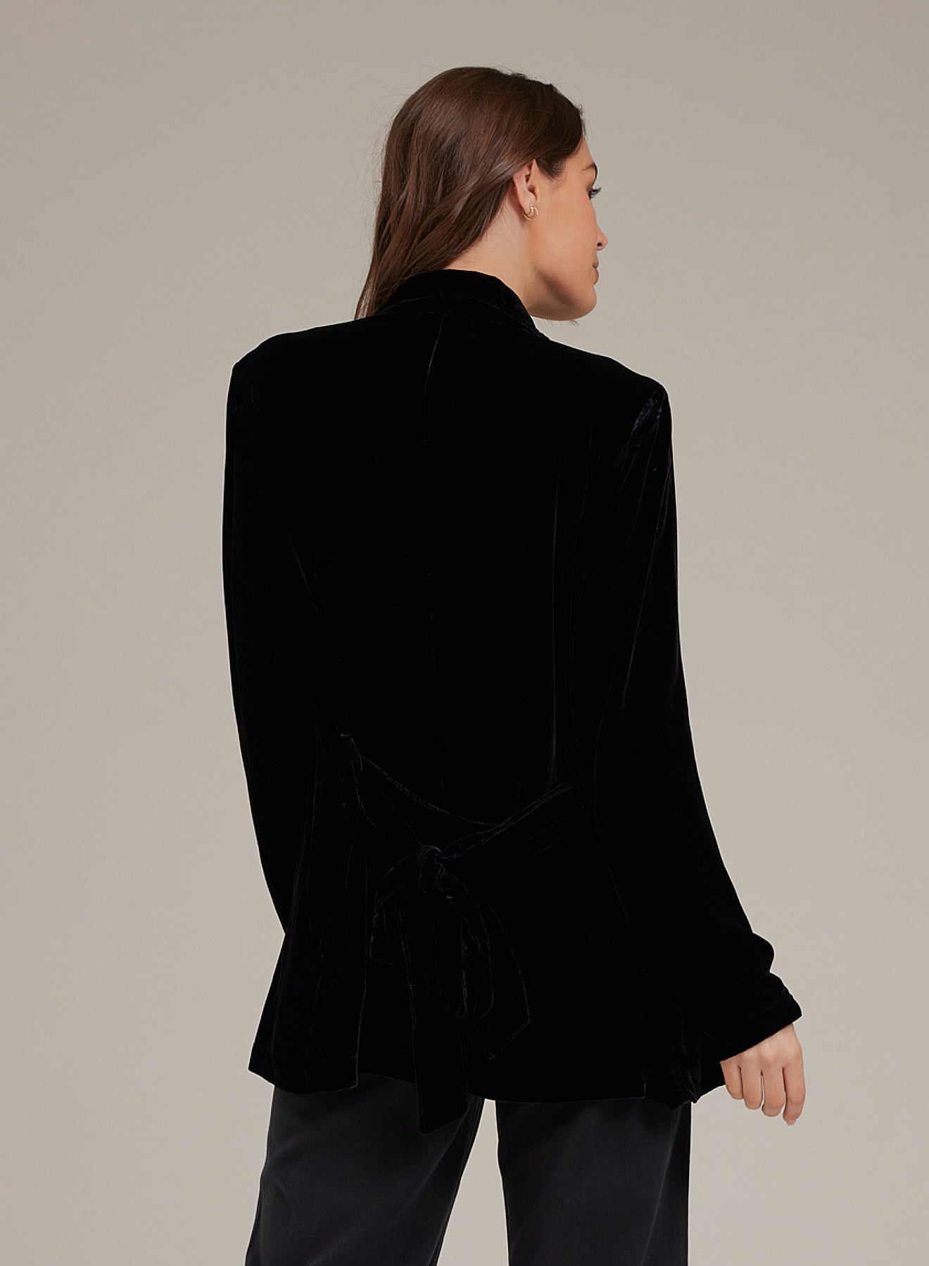 Bella DahlVelvet Notch Collar Belted Blazer - BlackSweaters & Jackets